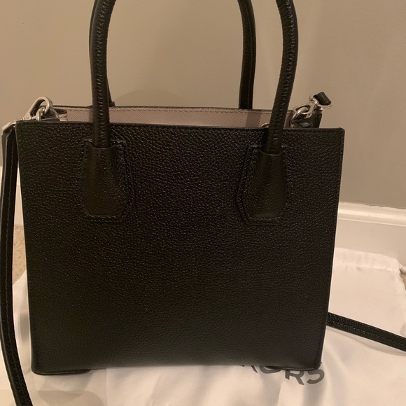 Micheal Kors Purse *make an offer* - Picture 2 of 8